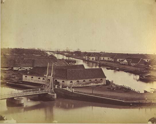 Batavia_harbour_canal.jpg